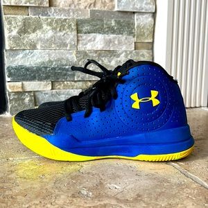 Underarmour youth basketball shoes size 3.5